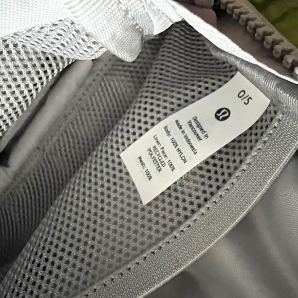 NWT Lululemon Belt Bag Large 2L - Silver - Picture 6 of 8